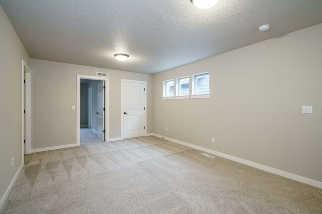 Building Photo - MASTER ON THE MAIN - 3 bedroom 2.5 bath - ...
