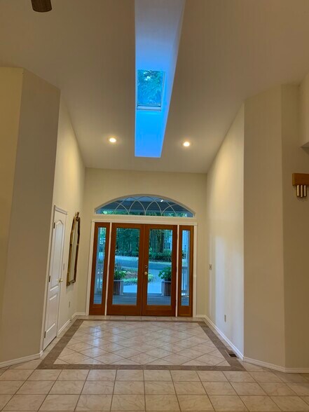 Dramatic entry - 6519 Lazy St SW