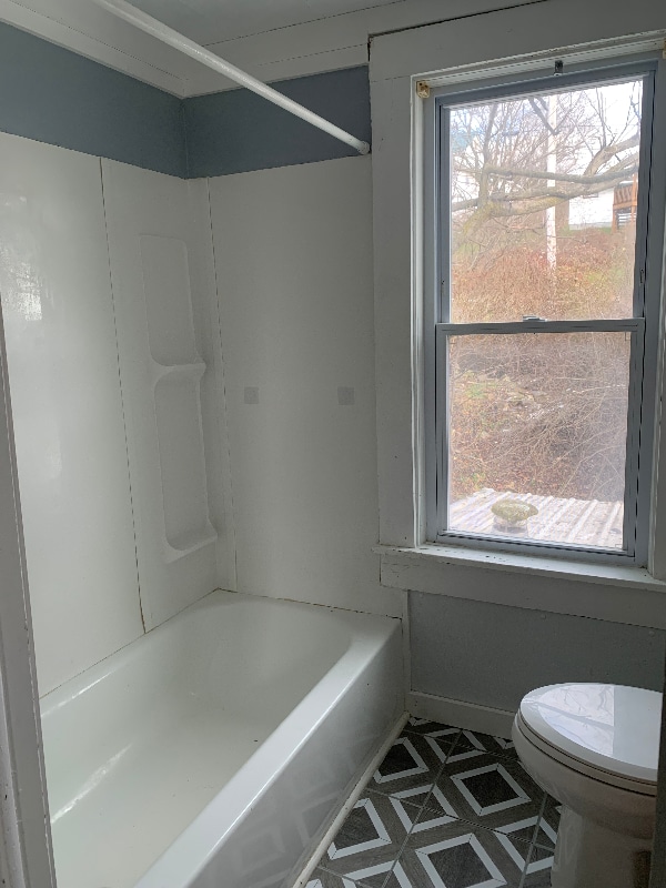 Building Photo - 1402 E River Rd