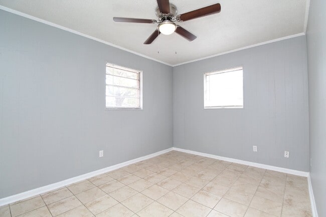 Building Photo - 1/2 Off First Month's Rent – 2BR Duplex in...