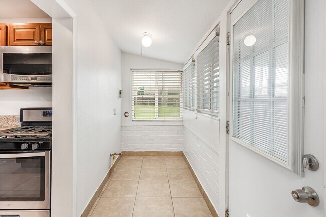 Building Photo - 14993 Yucca Ave