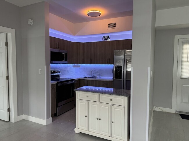 Building Photo - 1400 SW 27th Ave