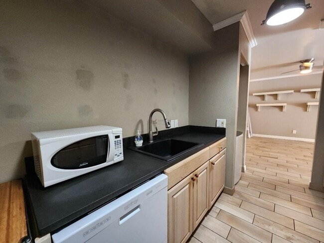 Building Photo - 663 Bishops Lodge Rd