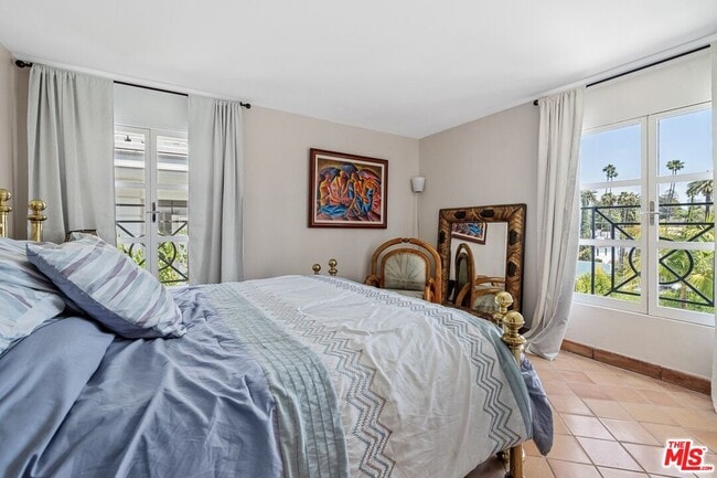 Building Photo - 910 N Crescent Dr