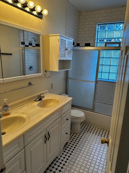 Building Photo - 1315 Park Rd NW