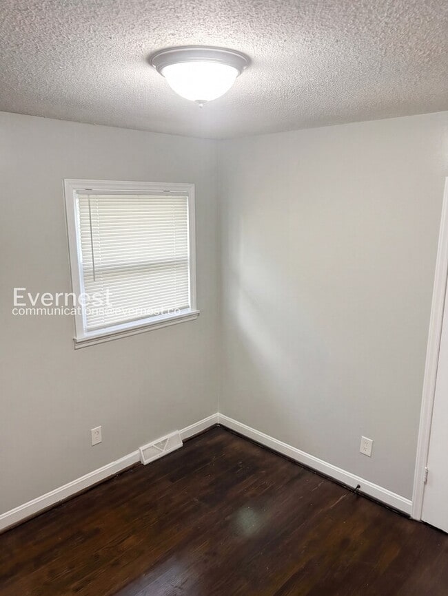 Building Photo - 907 Newcastle Rd