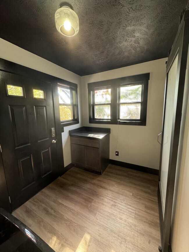 Building Photo - 454 Diamond Ave NE