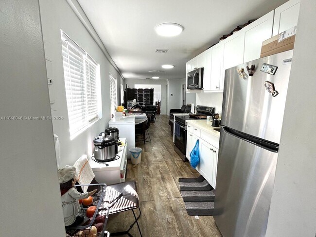 Building Photo - 929 SW 12th Ave