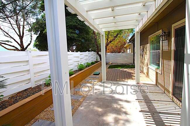 Building Photo - 2271 E Powder River St