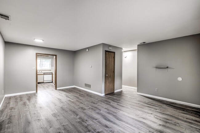 Building Photo - 18 Redwood Dr