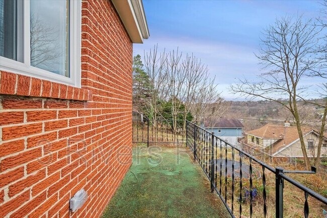 Building Photo - 1303 Cloverdale St