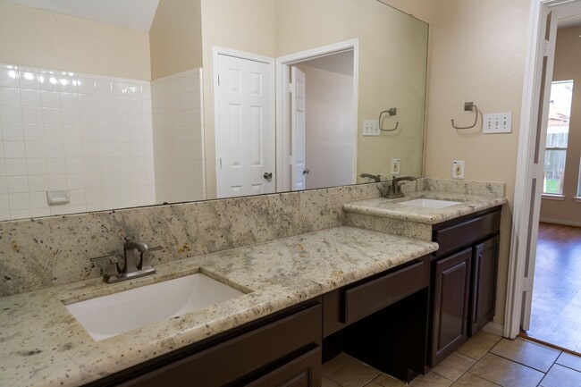Building Photo - 15627 Rosewood Hill Ct