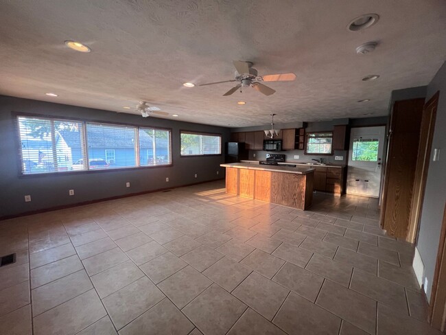 Building Photo - Adorable 2 bedroom home in the Silver Lake...