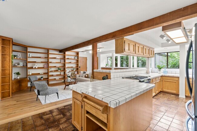 Building Photo - 6425 Zinn Dr
