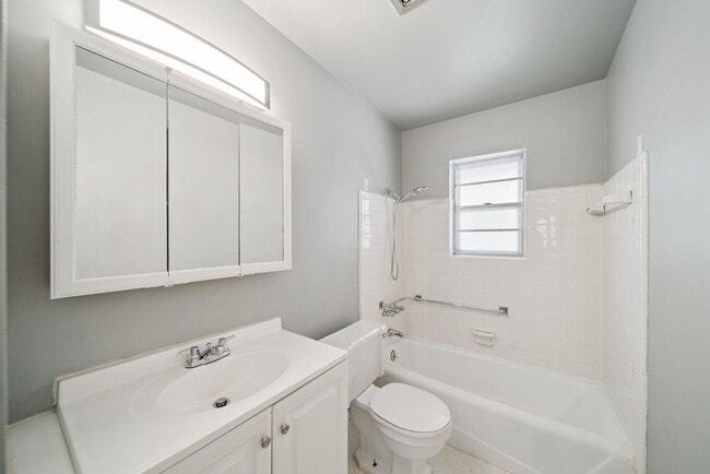 Building Photo - Adorable Home in Midtown!