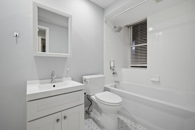 Building Photo - 626 W Buckingham Pl