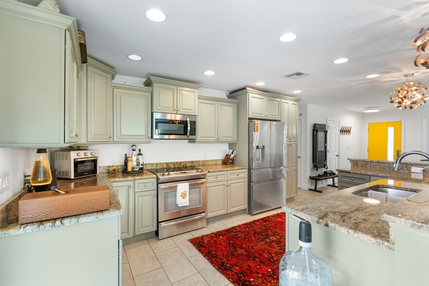 Kitchen - 1750 Alta Vista St