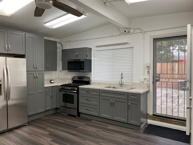 Building Photo - 725 W Sunkist St