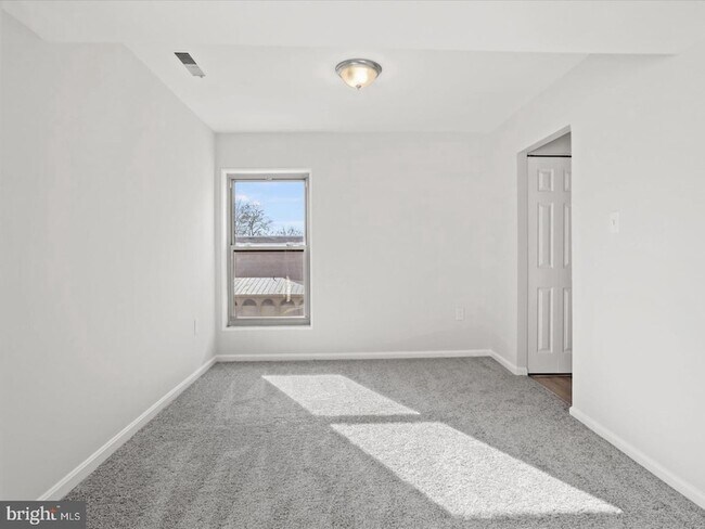 Building Photo - 33 Canterbury Square