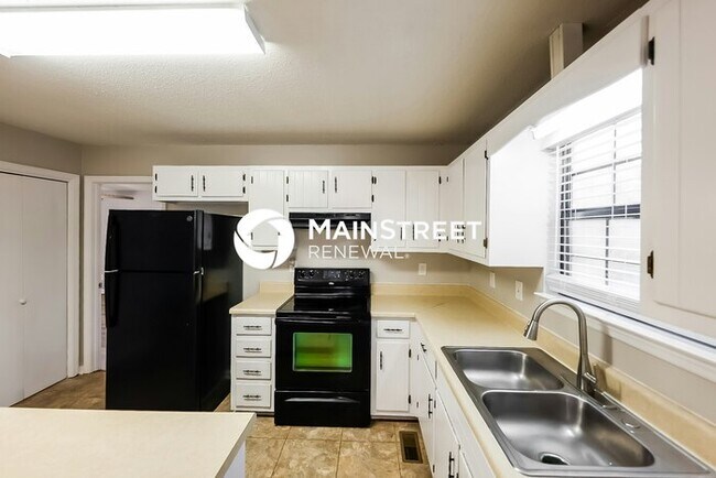 Building Photo - 3 Bedroom Pet-Friendly Home in HUEYTOWN, AL with Main Street Renewal