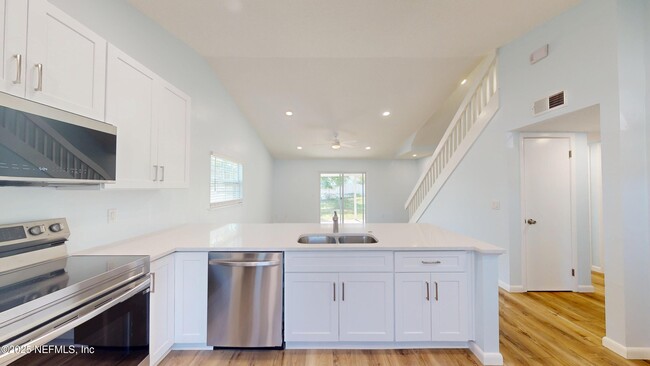 Building Photo - 450 Aquatic Dr