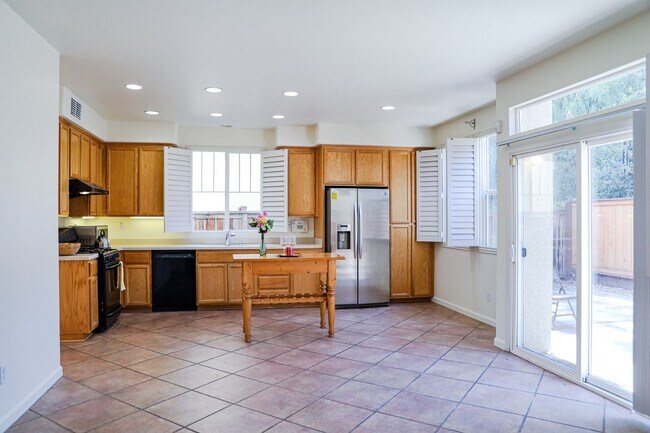 Building Photo - Beautiful and Spacious Home with Three Bedrooms Amazing Loft & Bonus Room!