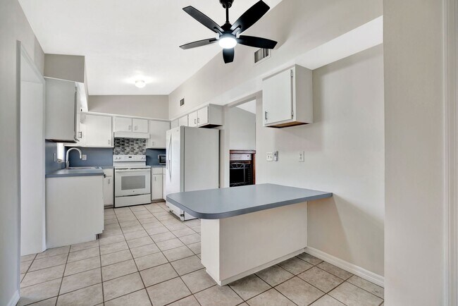 Building Photo - Beachside Bliss in Hobe Sound – Move-In Ready with Room to Roam!
