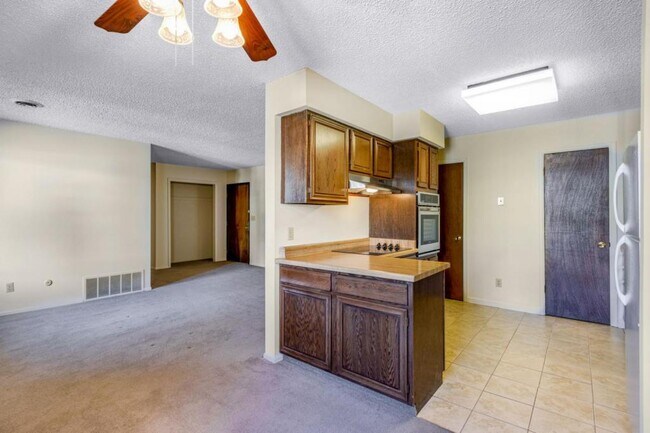 Building Photo - 6520 Delmonico Dr