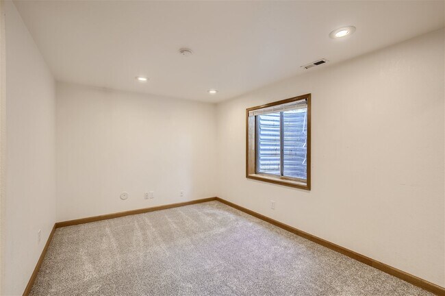 Building Photo - Spacious NW Longmont Home