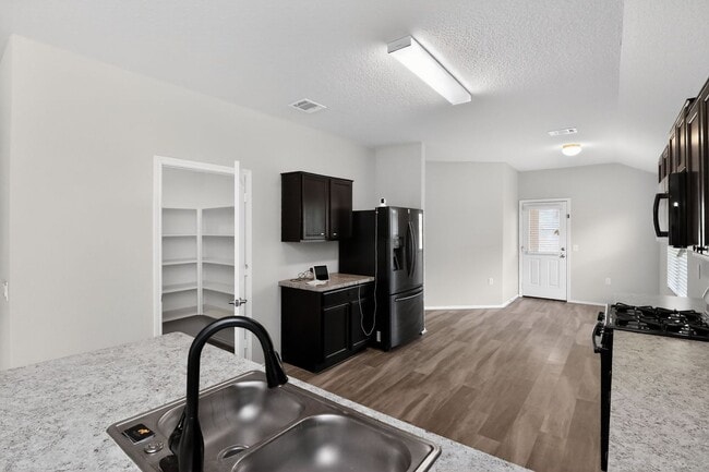 Building Photo - Spacious 3 Bed / 2 Bath w/ Large Kitchen & Natural Light