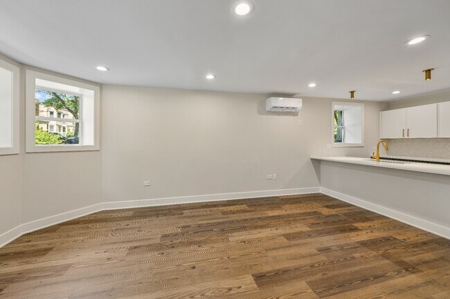 Building Photo - Garden unit: Renovated 3 bed in Logan Square - Now Leasing!