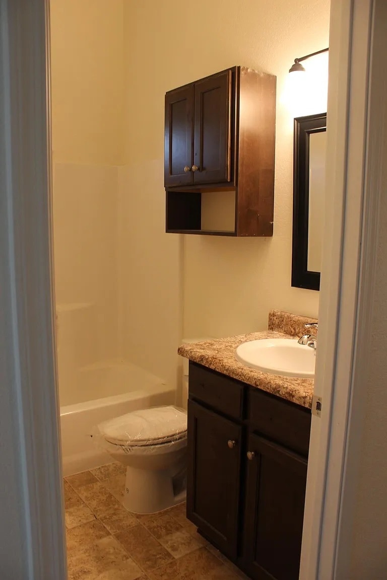 bathroom 2 - 3301 S Litzler Dr