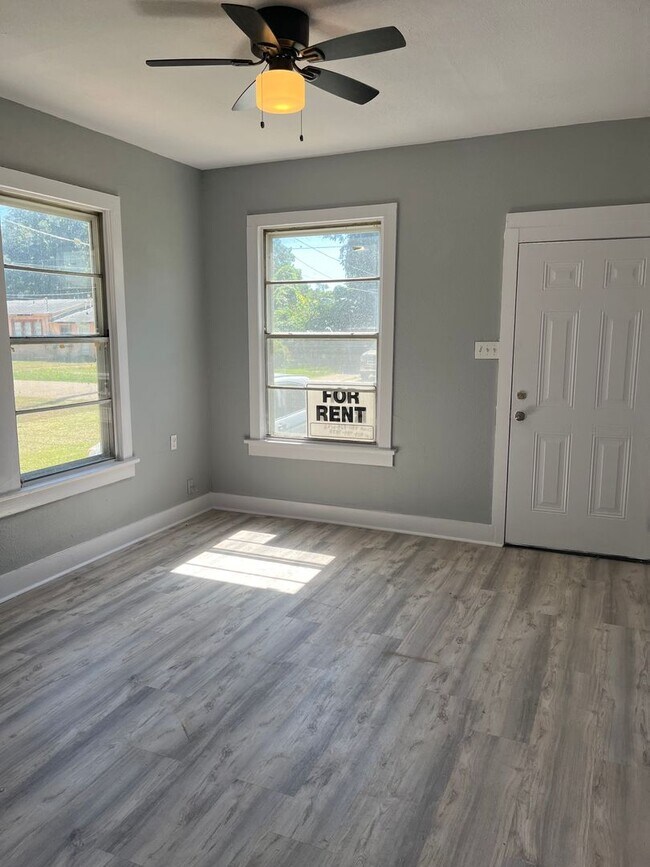 Building Photo - Large 2 bedroom Single Family Home ! 1/2 o...