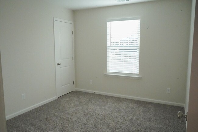 Building Photo - AVAILABLE NOW!