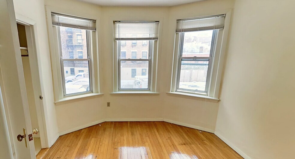 Building Photo - 117 Park Dr