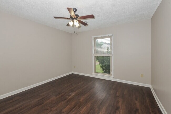 Building Photo - 1960 Maple Creek Dr