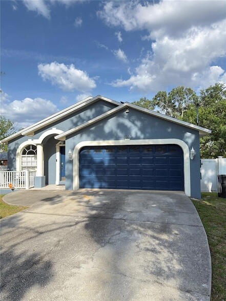 Building Photo - 6303 Little River Dr