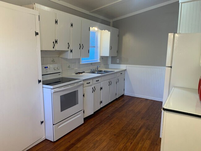 Building Photo - MOVE IN SPECIAL- Cozy 2 Bed/ 1 Bath Home in Saint Cloud