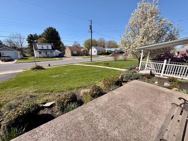 Building Photo - Ranch Home with 3 Bedrooms and a Yard