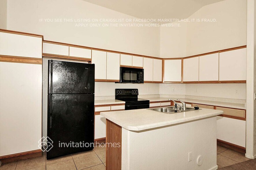 Building Photo - 15912 W Smokey Dr