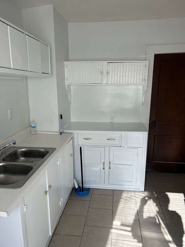 Building Photo - 14 Gerdon Ave