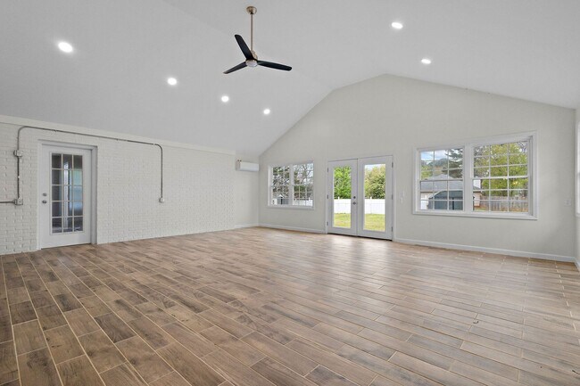 Building Photo - Large Home in Harvest