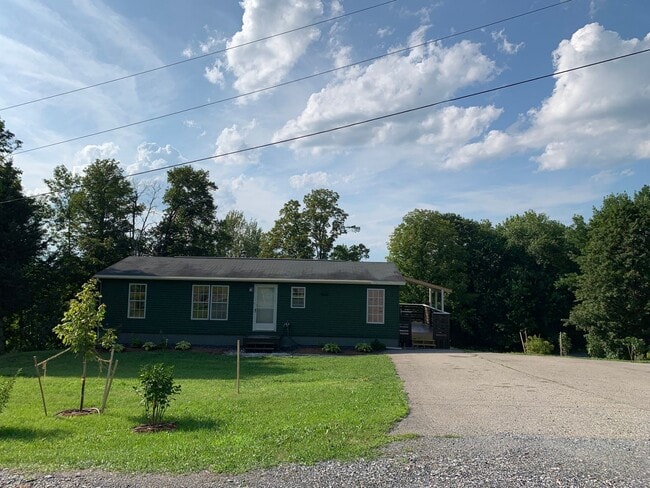 Building Photo - Beautiful Renovated House on Private Count...
