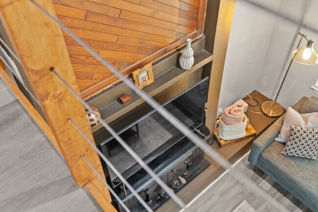 Building Photo - 2 or 3 Bedroom Renovated Mid-Town Charmer