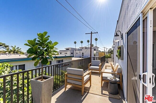 Building Photo - 5434 Romaine St