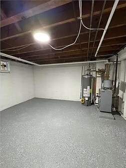 Building Photo - 3 Bedroom 2 bathroom