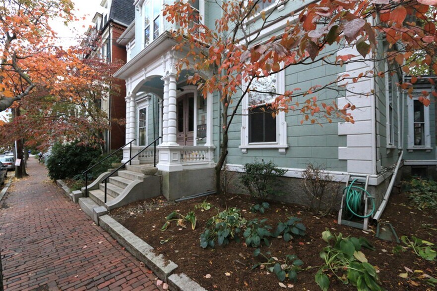 Building Photo - 18 Bigelow St
