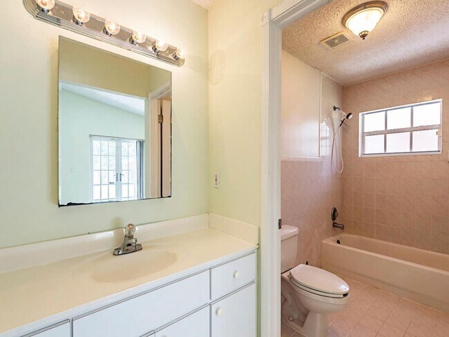 Building Photo - GOLDEN GATE ESTATES-3 BED 2 BATH SINGLE FA...