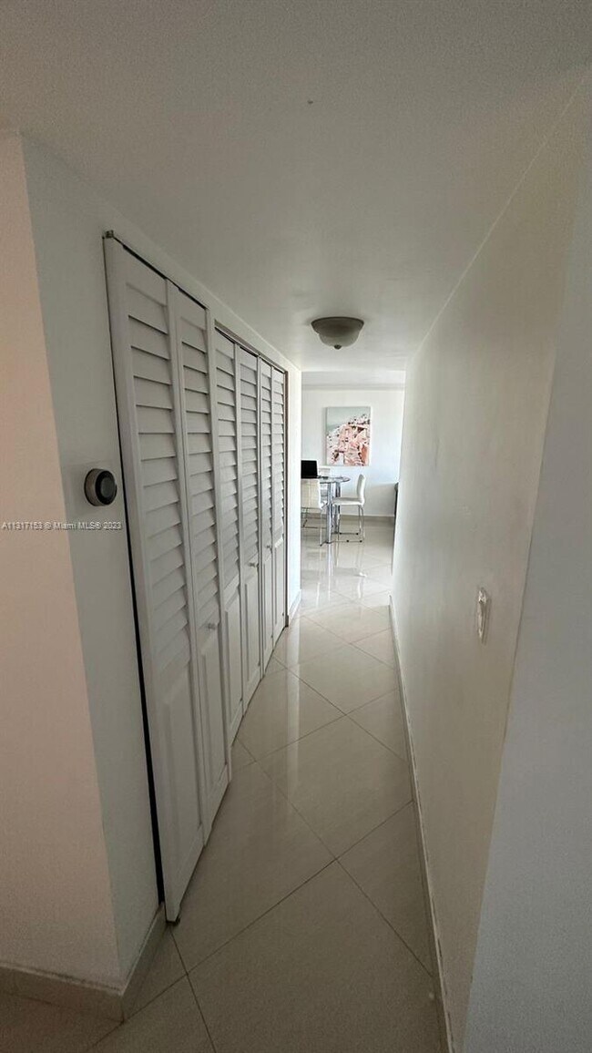 Building Photo - 2500 NE 135th St