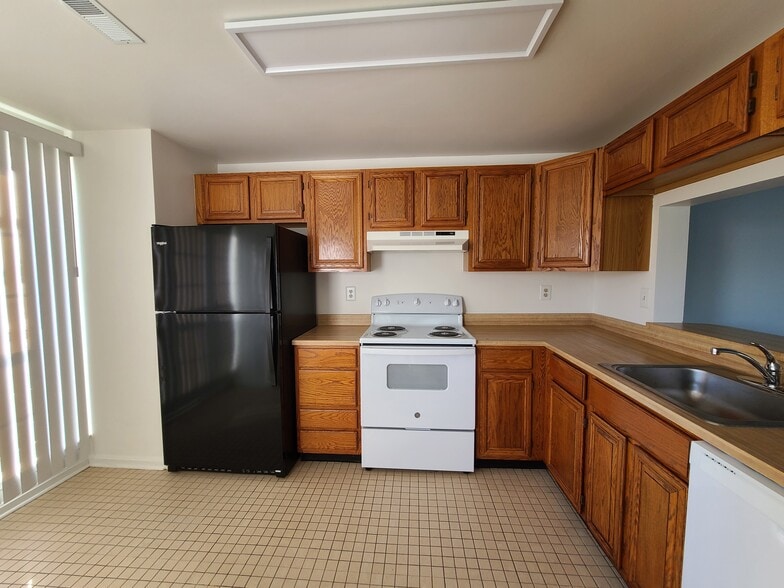 Kitchen - view 2 - 1207 Brice Sq
